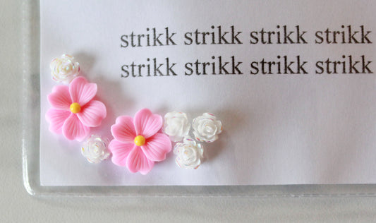 Oppskriftshefte med rosa blomster