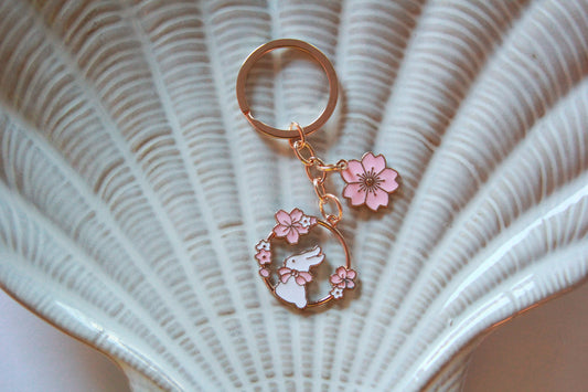 Kanin i blomsterhagen